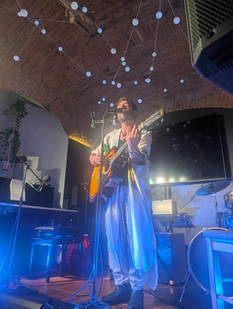 Miky Del Cambio alla chitarra